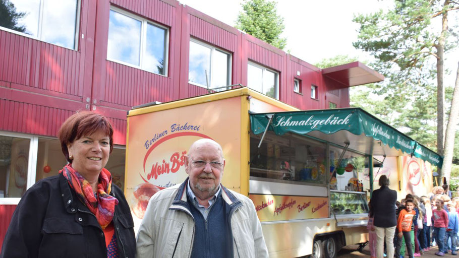 Corinna Blödorn, Leiterin der Waldschule, und Günter Schilling freuten sich über den Zuspruch der Schülerinnen und Schüler