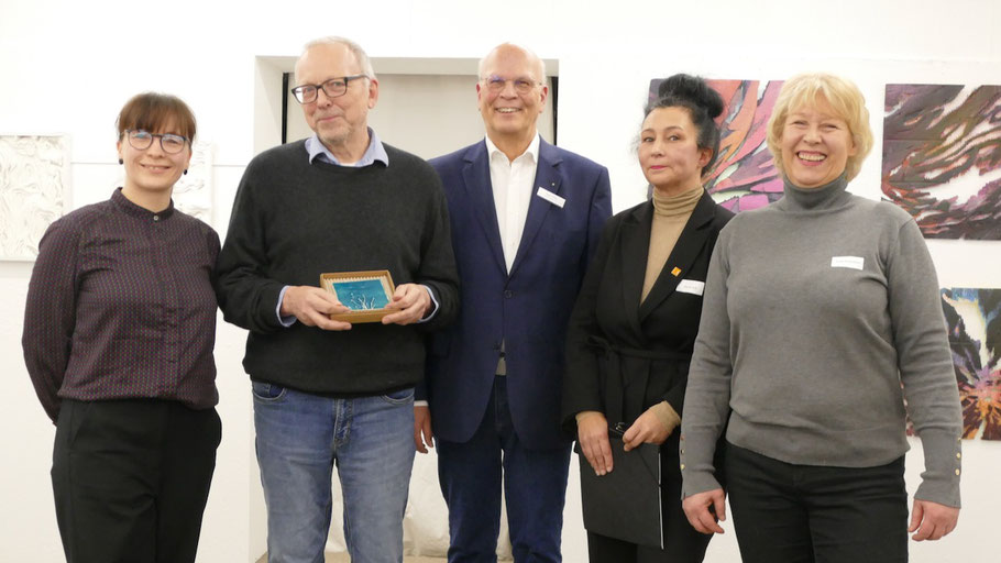 Freuten sich über die positive Resonanz: Romy Rölicke und Edwin Zaft (Vorstand Kunstverein), Prof. Jürgen Teifke, 1. Vorsitzender der Wenzel-Hablik-Stiftung, Janina Arlt und Svea Gustafsen (1. und 2. Vorsitzende des Künstlerbundes Steinburg)