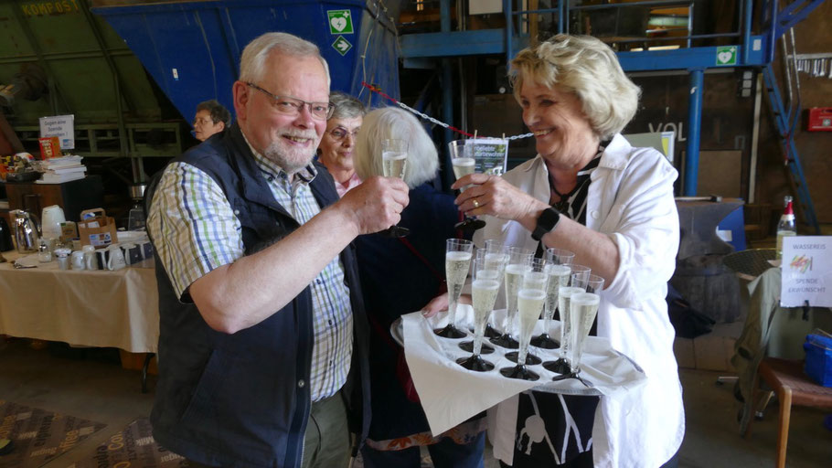 Ein Prost auf eine gelungene Vernissage: Die Künstlerin freute sich über den Besuch des stellv. Bürgervorstehers Henning Meyn. Auch Künstler-Kollegen wie Hans-Werner Seyboth waren gekommen.