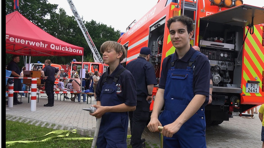 Die beiden jungen Kameraden sorgten mit der Handpumpe dafür, dass kleine Besucher versuchen konnten, mit dem Strahl aus der Spritze einen Tennisball zu treffen