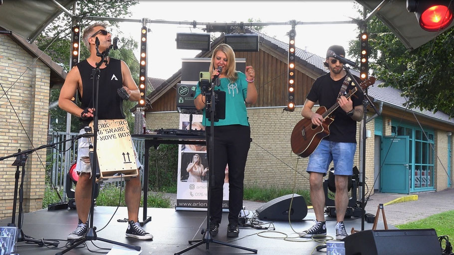 Zum Auftakt des Musikprogramms brachten Sängerin Arlena und „Alex And The Waves" den Quickborn-Song zu Gehör