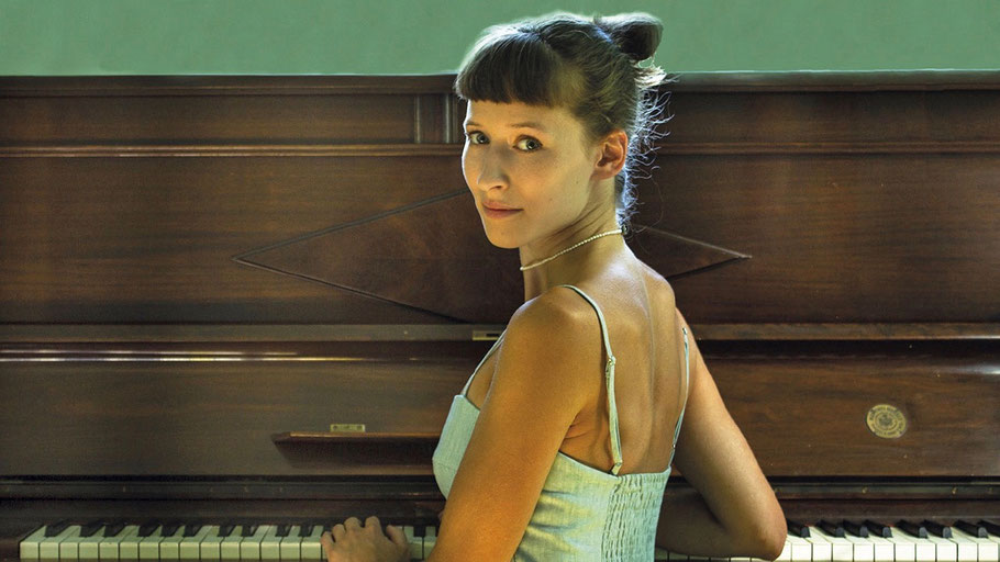 Cili Marsall (Ungarn) ist bereits 4-fache internationale Preisträgerin als Musikerin und Komponistin und DIE international gefeierte Newcomerin des Boogie Woogie Pianos.