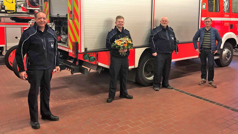 Gruppenbild mit corona-bedingtem Abstand: Wehrführer Wido Schön, Gerätewart Sven Lüdtke, stellv. Wehrführer Daniel Dähn und Volker Voß, Leiter des Ordnungsamtes (v.l.)