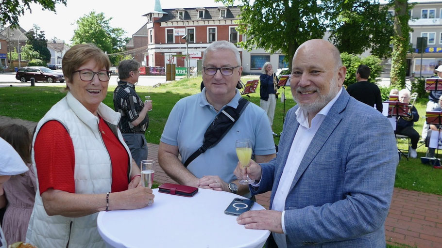 Prominente Besucher des Fest-Gottesdiest: Die Stellv. Kreispräsidentin Elke Schreiber (SPD), der Quickborner SPD-Fraktionsvorsitzende Dirk Rust und Bürgermeister Thomas Beckmann