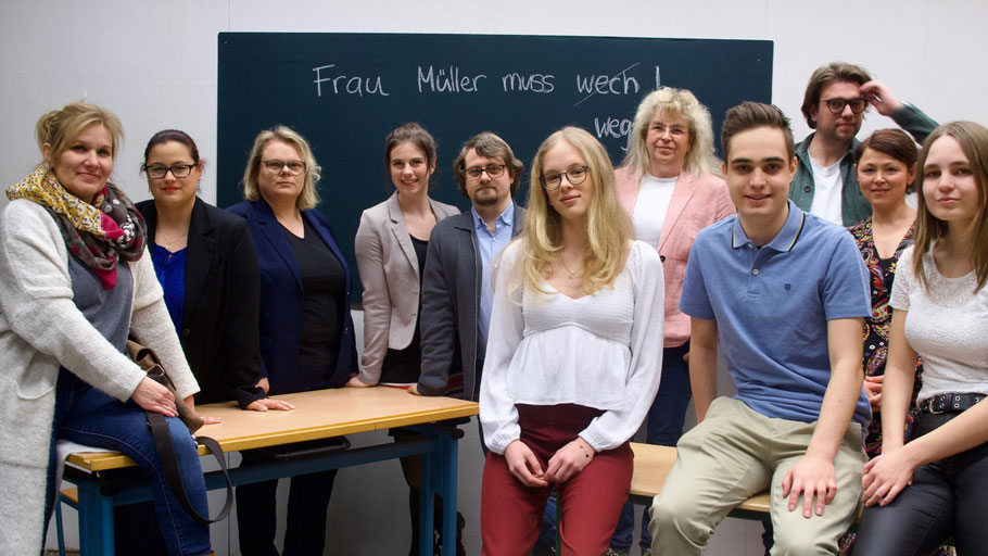 Im neuesten Stück spielen Nicole Bastein, Angela Hartmann, Bettina Güse-Huelmann, Emma Krämer, Willy Krämer, Maja Hennings, Melanie Neumann, Christoph Lange, Julina Böhnke, Olga Keck, Maleen Bastein, Mirella Maaß und Pter Lange