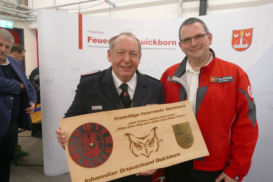 Lars Taubenhein überreichte eine Plakette des Johanniter Ortsverbandes Quickborn