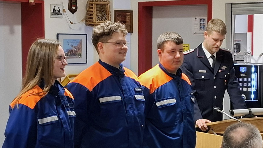 Diese Jugendlichen treten in die aktive Wehr über: Pia Kieper, Max Schreiber und Alexander Voß mit Jugendwart Luca Geerken (v. l.).