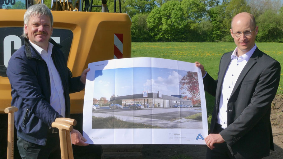 Felix Gödecke, bei Aldi Leiter Immobilien und Expansion, (r.) und Jonas Barnstedt, Construction Manager, präsentieren den Plan des neuen Aldi-Marktes