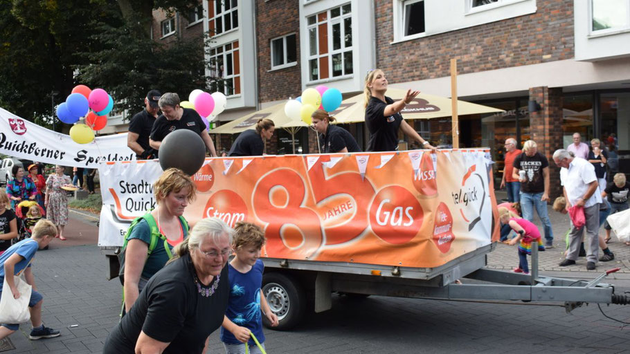 Kamelle, Kamelle ... nicht nur für Kinder war das Sammeln der vom Zug aus geworfenen Bonbons ein großer Spaß.