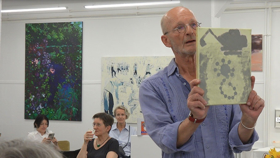 Kunstvereinsmitglied Thomas Bosse versteigerte einige von den Künstlern zur Verfügung gestellte Werke zugunsten eines guten Zwecks