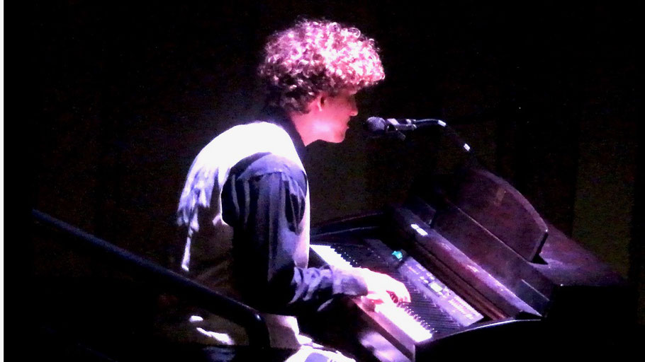 Alexander Martens überzeugte bei dem Song „Break my heart again" als Pianist und als Sänger