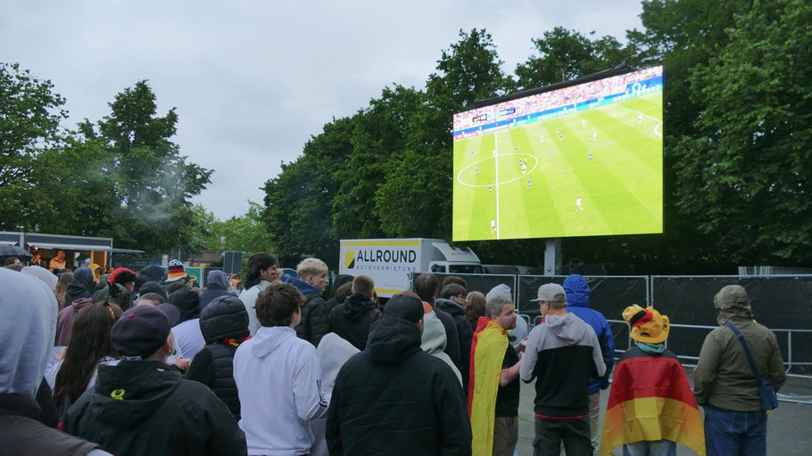 Auf der Riesen-Videowand auf der Südseite des Rathausmarktes konnten die Besucher das Spiel gut verfolgen
