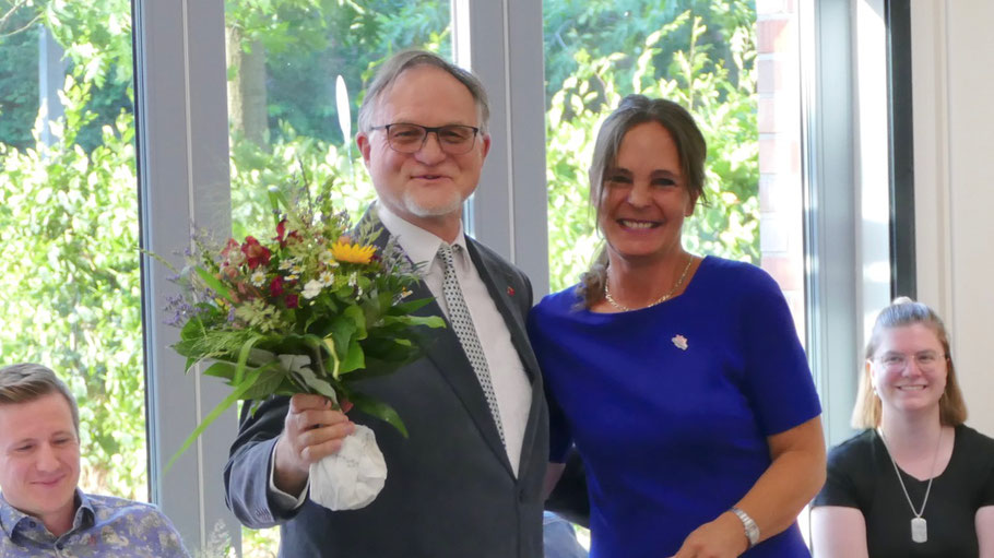 Gerhard Teepe (SPD) wurde zum 2. Stellvertretenden Bürgervorsteher gewählt, hier mit der neuen Bürgervorsteherin Annabell Krämer. Zuvor war Henning Meyn (CDU) zum 1. Stellvertretenden Bürgervorsteher gewählt worden