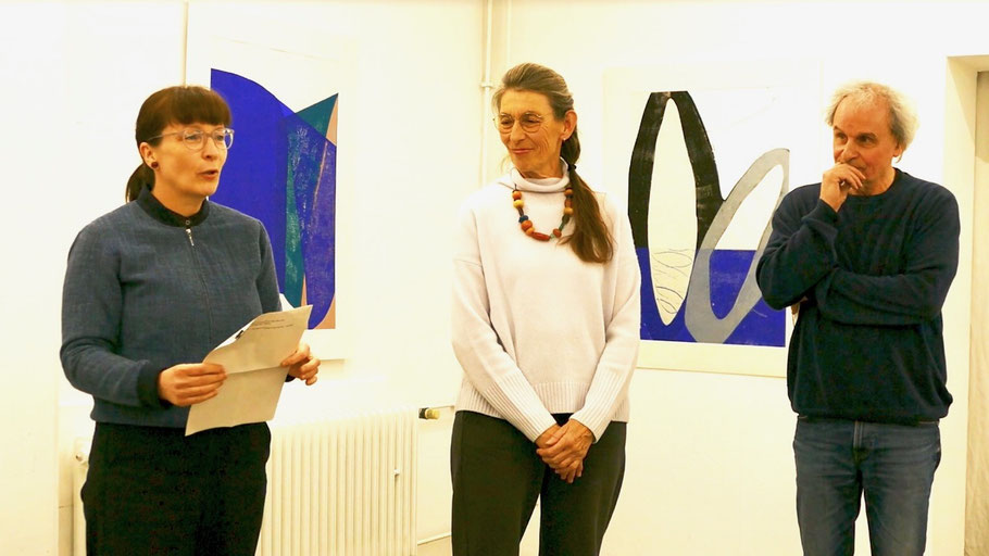 Romy Rölicke (l.) begrüßte die Gäste zur Ausstellung mit Werken von Claudia Hofmann, Johannes Kimstedt führte im Gespräch mit der Künstlerin in die Ausstellung ein