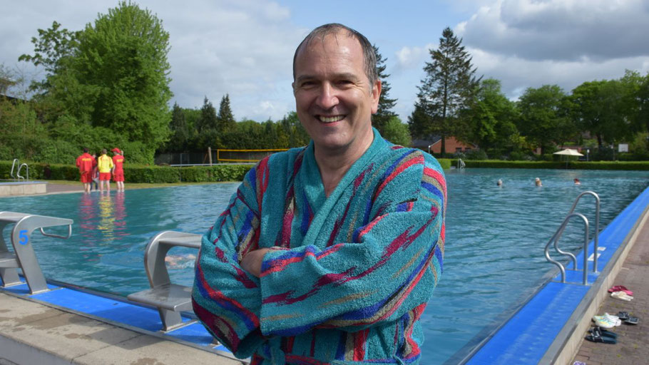 Uwe Scharpenberg hat eine gute Nachricht für alle Badehungrigen: Das Quickborner Freibad bleibt länger geöffnet als geplant!