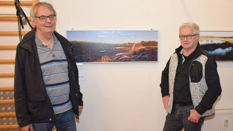 Jürgen Sohn, 1. Vorsitzender des TuS Holstein, freut sich über die neue Ausstellung mit Arbeiten des Quickborner Künstlers Hans-Werner Seyboth (r.)