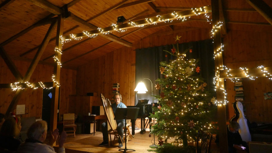 Die weihnachtlich geschmückte Bühne stimmte das Publikum auf das Singen ein