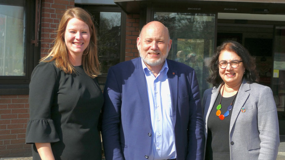 Bürgermeister Thomas Beckmann stellte Anna Geisler (l.) und Claudia Takla Zehrfeld vor