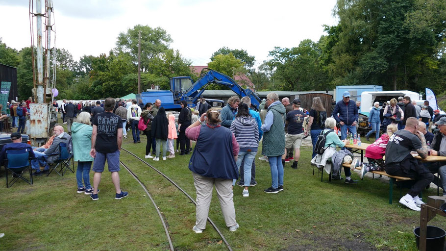 Auf großes Besucherinteresse stieß das Oldtimer-Treffen auf dem Torfbahn-Gelände