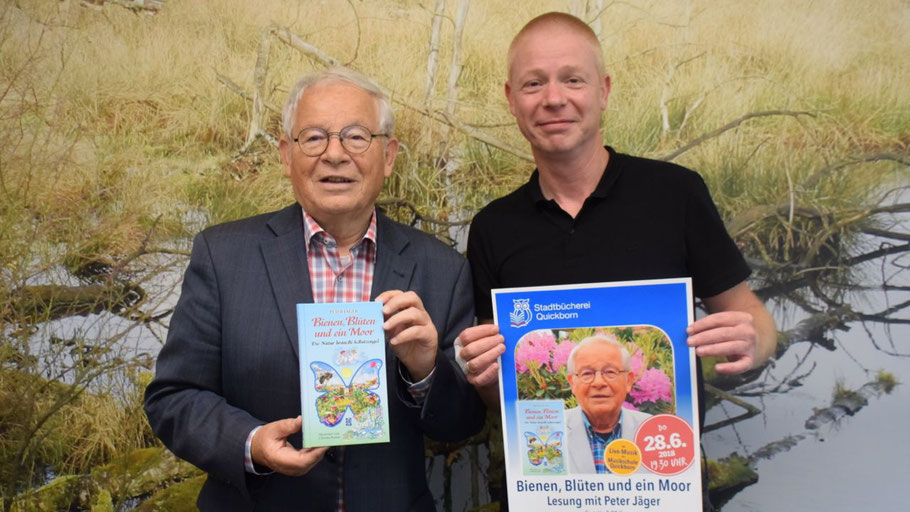 Autor Peter Jäger und Stadtbücherei-Leiter Klaus Fechner freuen sich auf die Lesung Jägers in der Stadtbücherei (v.l.)