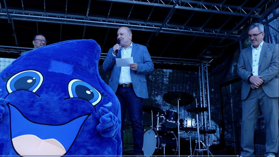 Zu seinem Grußwort holte der Bürgermeister auch das Maskottchen der Wasserwerke hinzu und stellte dabei fest, dass es noch keinen Namen hat. Spontan rief er gemeinsam mit Stadtwerke-Chef Memetzidis dazu auf, Namensvorschläge einzureichen