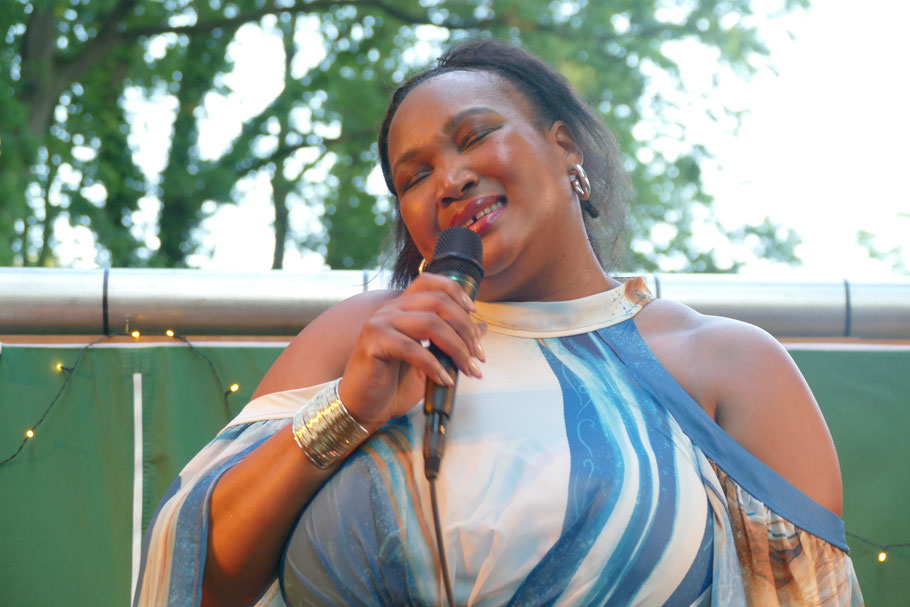 Musical-Star Balungile Gumede beeindruckte mit ihrer voluminösen Stimme, Annic-Barbara Fenske bildete dazu den idealen Gegenpart