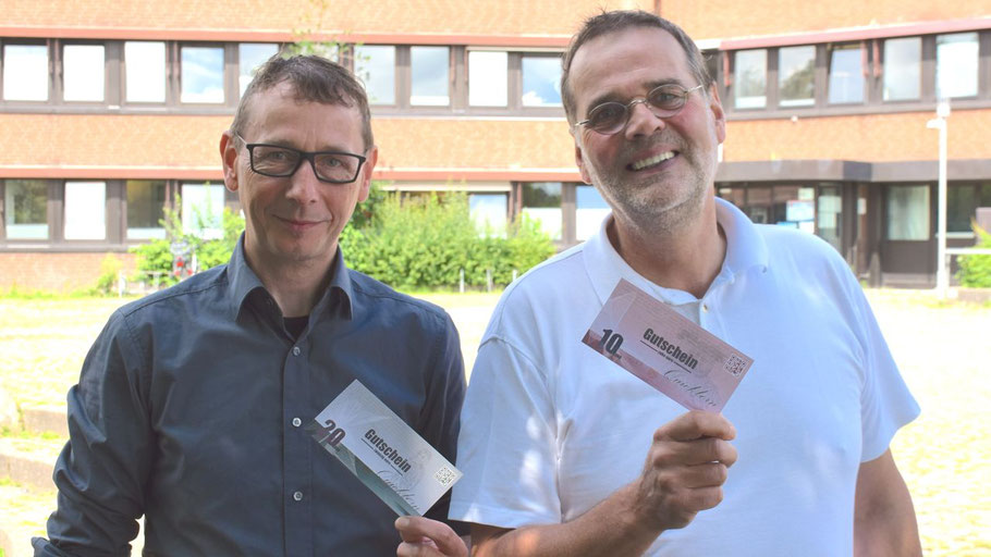 Freuen sich über den Erfolg des Gutscheines: Vorstandsmitglied Lars-Christian Wendt und Pressesprecher Knud Hansen