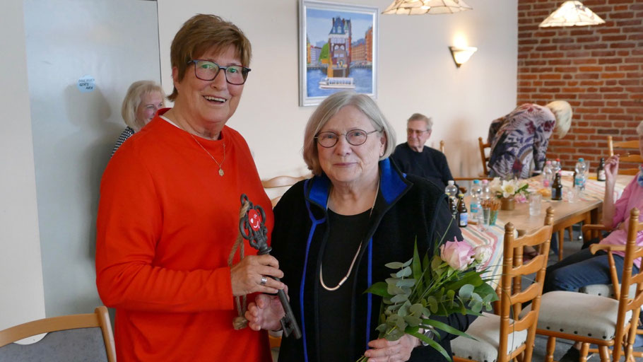 Elke Schreiber gratulierte ihrer frisch gewählten Nachfolgerin Renate Hensel mit einer symbolischen Schlüssel-Übergabe