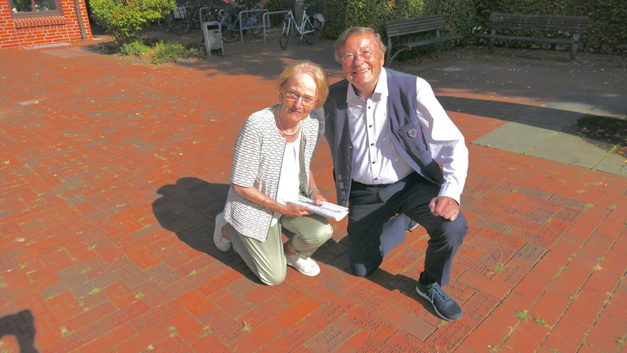Das Ehepaar Wiese verlegt seit vielen Jahren die Lebenden Steine und seine Familie ist auch mit vielen Steinen auf dem Platz vertreten.