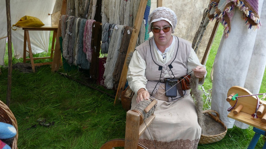 Einige Aussteller machten mit historischen Herstellungsverfahren vertraut wie diese Spinnerin