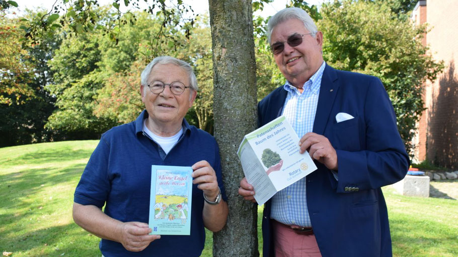 Peter Jäger signiert sein neues Buch auf dem Rotary-Stand auf dem Eulenfest. Rüdiger Lang bietet dort gemeinsam mit seinen Rotarier-Freunden auch eine Baum-Patenschaft an.