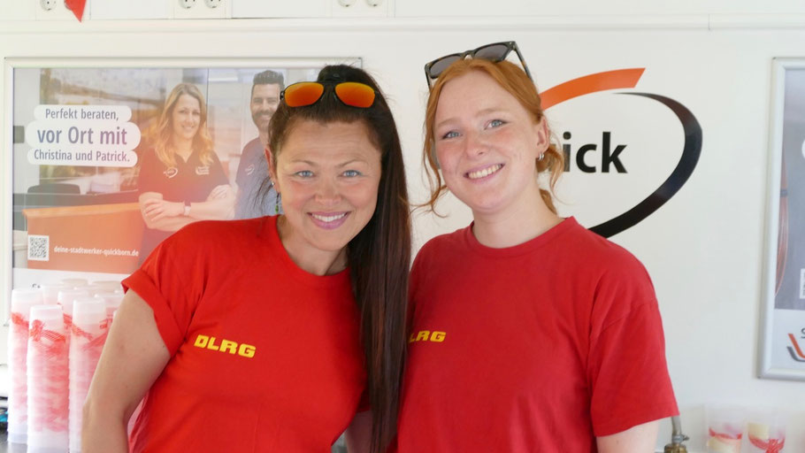 Das fröhliche DLRG-Team Olga Keck und Finja Cyblelski versorgte die Gäste mit Getränken