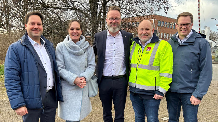 Erster Stadtrat Eike Kuhrcke, Landtagsabgeordnete Annabell Krämer, Verkehrsminister Claus Ruhe Madsen, Bürgermeister Thomas Beckmann und Landtagsabgeordneter Ole Plambeck (Foto: Stadt Quickborn)