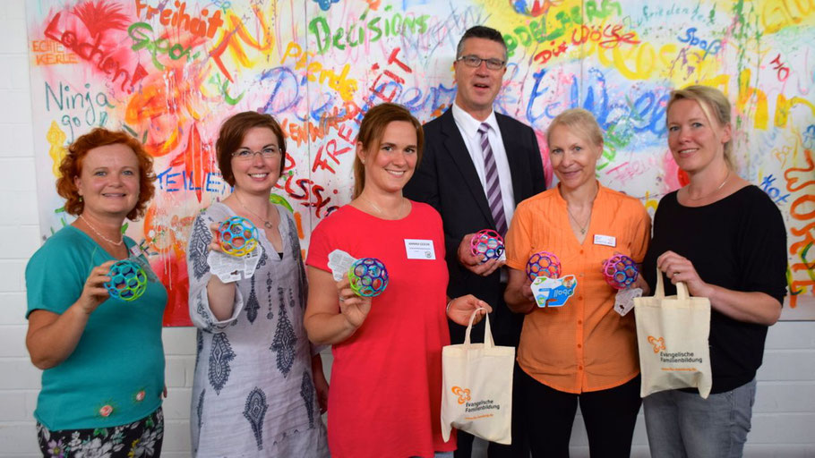 Als Willkommensgeschenk für die Teilnehmerinnen halten sie einen kleinen O-Ball bereit - die Organisatorinnen  Nicole Eickhoff, Hannah Gleisner, Annika Gesche, Dörte Lex und Daniela Twele (v.l.) sowie FB-Leiter Carsten Möller