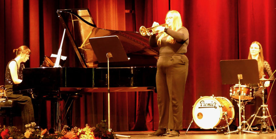 Ein Ensemble der Musikschule mit Anna Milewska (Klavier), Vanessa Prieß (Trompete) und Christine Hesse (Schlagzeug) sowie Lorenz Jensen (nicht im Bild) sorgte für den musikalischen Rahmen