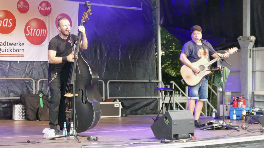 Mit nur zwei Instrumenten schufen Rossi & Offel einen beeindruckenden Sound und präsentierten so Rock-Klassiker - leider vor wenig Publikum