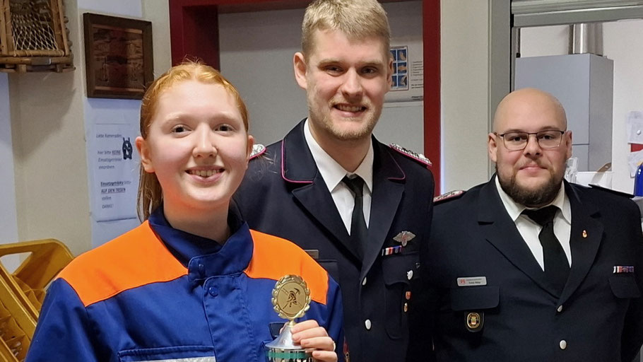 Die Jugendliche des Jahres Tessa Kohlhagen mit Jugendwart Luca Geerken und Ausbilder Emin Abay.