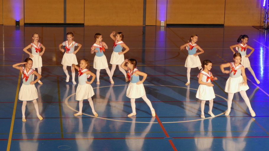 Anrührend die Ballett-Vorführung der „Matrosinnen"