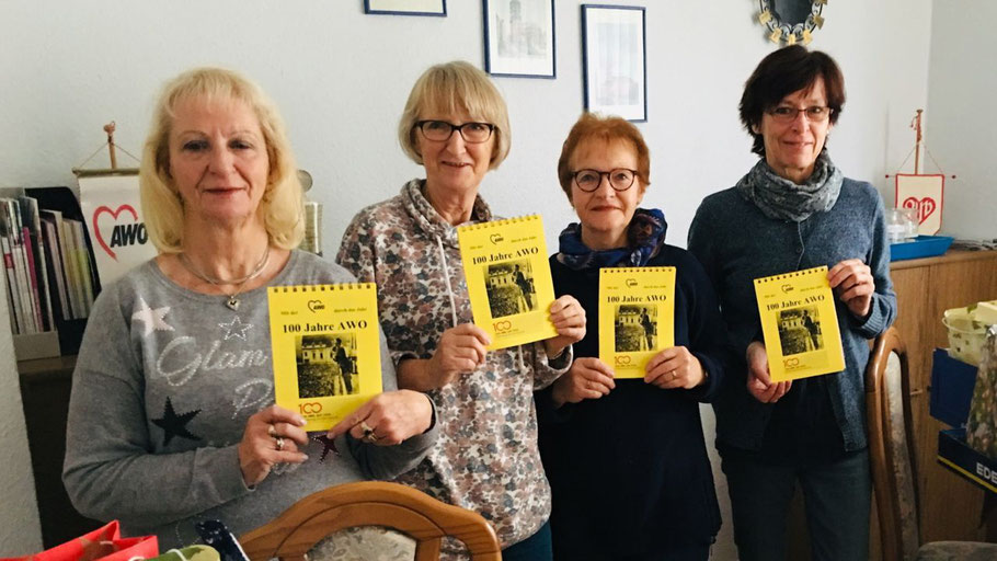 Präsentieren den „100 Jahre AWO-Kalender": Rosita Rieckhoff (Vorstandsmitglied), Monika Gumbrich (neue Helferin), Brigitte Westphal (Helferin) und Vorstandsmitglied Christa Wüstenberg (v.l.)