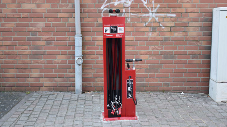 So sieht sie aus, die „Fahrrad-Selfservice-Station" (ja, es muss englisch sein!!) am Bahnhof Quickborn