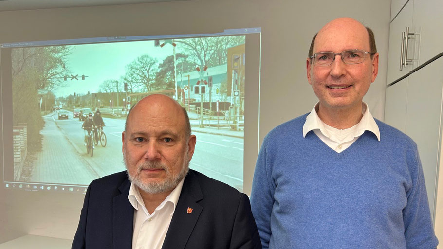 Mit einem Video zur Verkaufssituation wollen Bürgermeister Thomas Beckmann und Quickborns Justitiar Dr. Alp Kor das Verwaltungsgericht überzeugen (Foto: Stadt Quickborn)