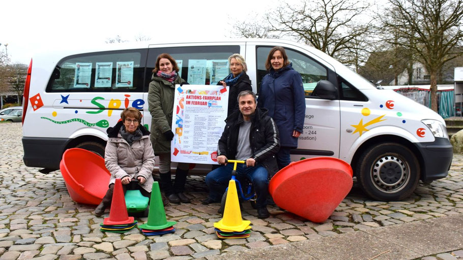 Stadtjugendpflegerin Birgit Hesse (l.) und ihr Team möchten auch 2019 mit dem Spielmobil Kinder zu Bewegung und Spiel animieren