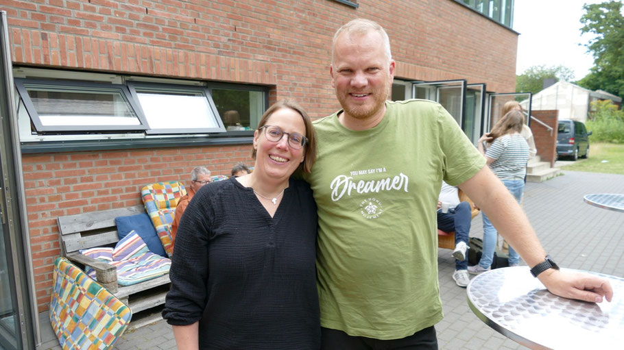 Kai Jacobsen als Grillmeister und seine Fau Birte als ”guter Geist" sorgten gemeinsam mit vielen weiteren Helferinnen und Helfern für ein gelungenes Fest ...
