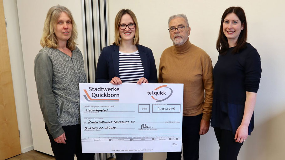 Mit-Organisatorin Nicole Münster (Stadt Quickborn), Vivian Singer und Jeannine Müller (beide Stadtwerke) überreichten Kinderhilfswerk-Chef Richard Janssen den symbolischen Scheck (Foto: Peter Jäger)