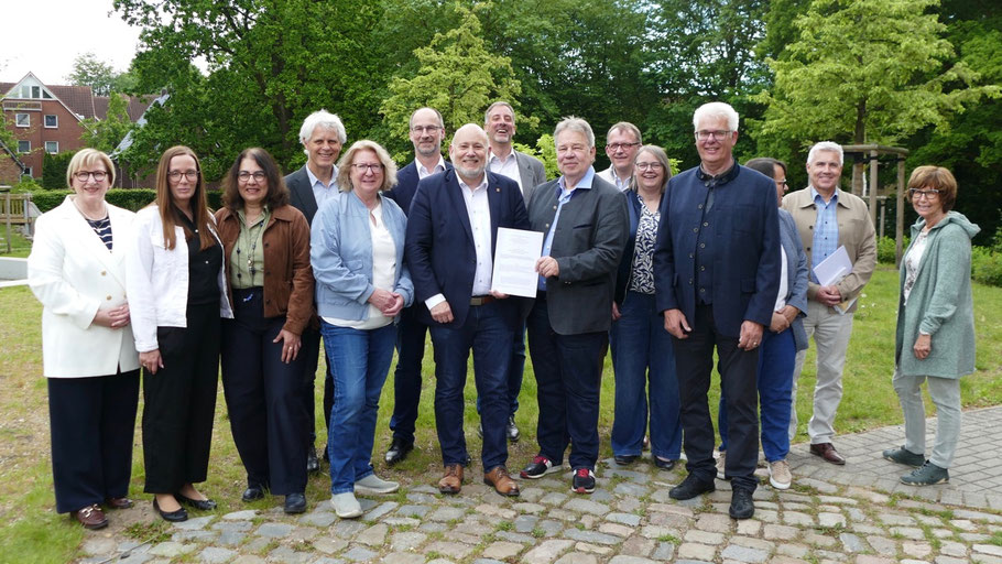 Zur feierlichen Vertragsunterzeichnung mit Aschebergs Bürgemeistermeister Thomas Menzel hatte Bürgermeister Thomas Beckmann seine gesamte Verwaltungsspitze zusammengerufen; als Gast Aschebergs stellv. Bürgermeister Frank Pieters
