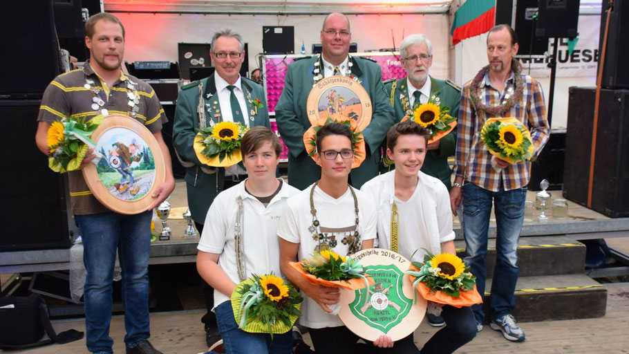 Bürgerschützenkönig Patrick Grosse, Schützenkönig Günter Junker (hinten Mitte) mit seiner Rotte Dietmar Spethmann und Wolfgang Krause sowie Heidekönig Stefan Kühne (r.). Davor Patrick Grosse (Mitte) mit seinen Rittern Fabian Simshäuser und Andreas Mundt.