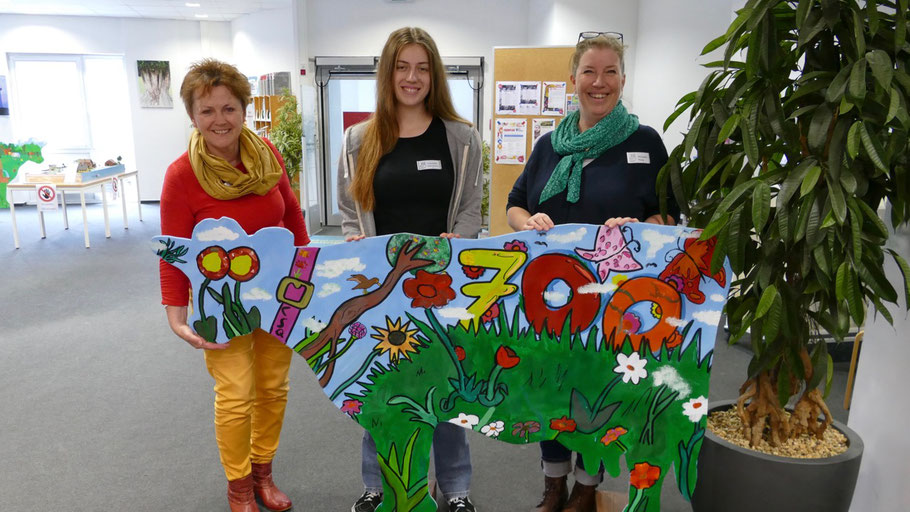 Bücherei-Leiterin Kristina Preiß, Franziska Kahrmann (Absolventin eines Freiwilligen Sozialen Jahres FSJ) und Mitarbeiterin Michaela Ploog freuen sich über die Ausstellung zum Thema „700 Jahre Quickborn" (v.l.)