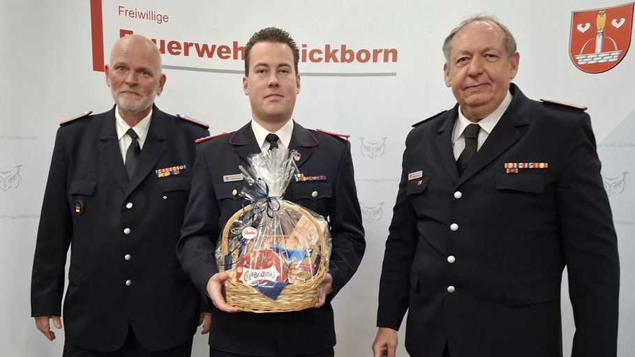 Schließlich bedankte sich Wido Schön noch mit einem Präsentkorb bei Florian Kuhn für seine langjährige Tätigkeit als Sicherheitsbeauftragter der Wehr. Zu seinem Nachfolger in diesem Amt wurde Fabian Griese berufen.
