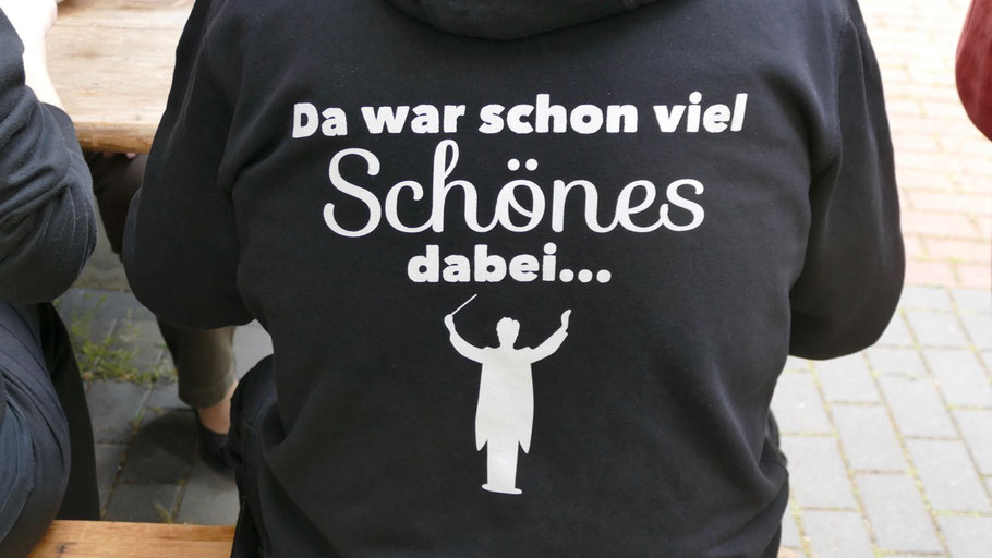 Dieser Aussage, bei der anschließenden Grillparty im und vor dem Gemeindehaus auf einem Shirt zu finden, werden sicher alle Besucher des Festkonzerts zustimmen! Und wer trug es??