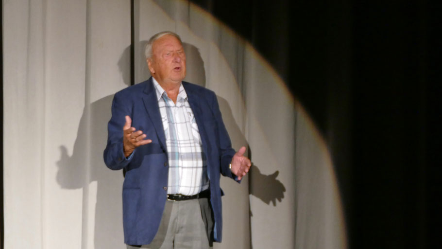 Regisseur Horst Grapp begrüßte die Zuschauer